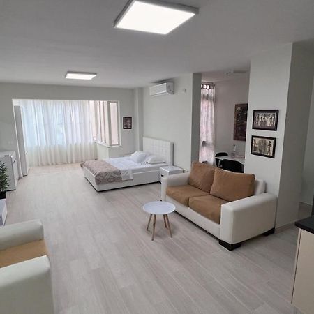 Home & Apartment In Tirana Exterior photo