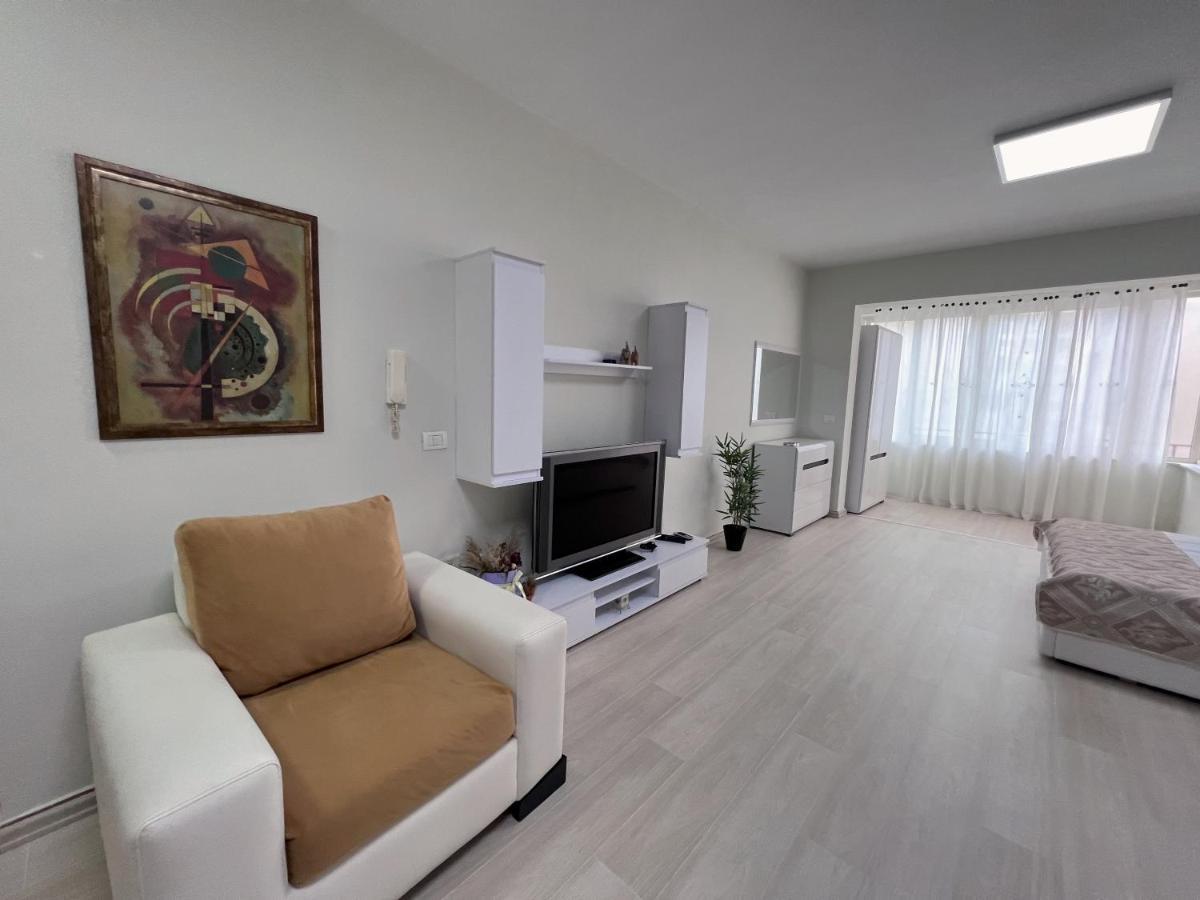Home & Apartment In Tirana Exterior photo